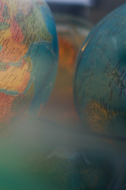 La dipendenza europea dalla NATO, e quindi dagli USA, può limitare la capacità dell’UE di sviluppare un’autonoma politica di difesa, ostacolando iniziative come la PESCO (Cooperazione Strutturata Permanente)  