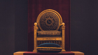 Napoleone Bonaparte. Ci sono uomini destinati alla leggenda. Uomini che nascono per più alti fini, che sia governare una Nazione o portarne la rovina. Grandezza e follia sono due facce della stessa medaglia, e sono aspetti fondamentali per capire un uomo come Napoleone Bonaparte
