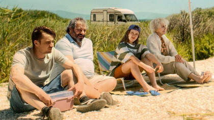 Hélène Vincent, David Ayala, Pierre Lottin, Juliette Gasquet in una scena del film "Buon Viaggio Marie", regia di Enya Baroux. © Bonne Pioche Cinma - Carnaval Productions