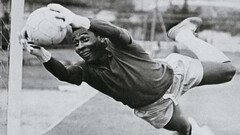 Fotografia antiga de Pelé atuando em campo como goleiro