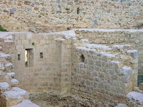 Iglesia medieval reencontrada durante la restauración de la fortaleza, Valle de Orcia, Italia