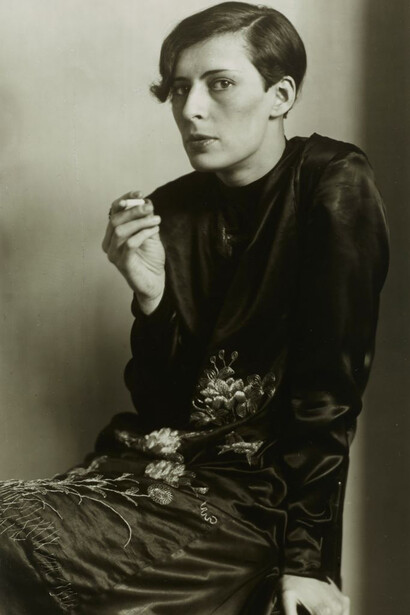 Sekretärin beim Westdeutschen Rundfunk in Köln (Secretary at West German Radio in Cologne)