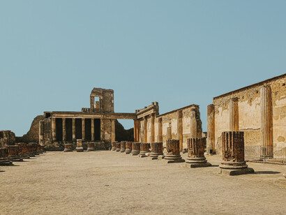 Una época está siempre hecha de fuerzas, de hilos históricos distintos, de opiniones contrastantes, de conflictos. Ruinas de Pompeya, Italia