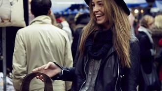 Una chica de compras buscando moda vintage