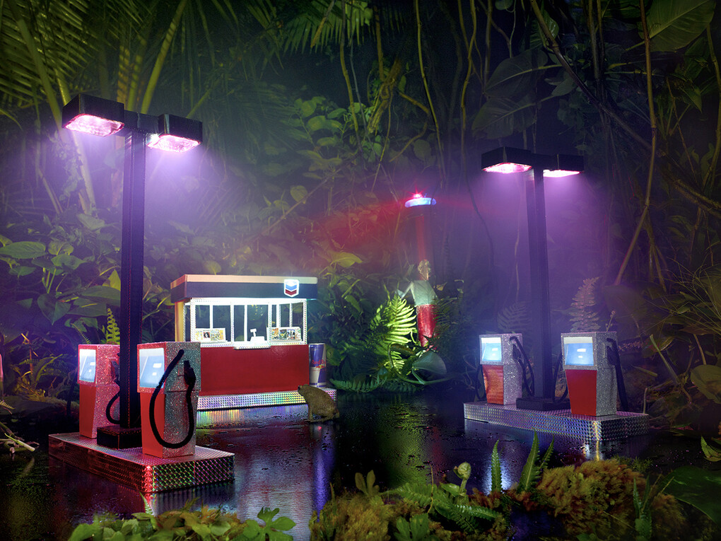 David LaChapelle, Gas Chevron, 2012, Chromogenic print, 127 x 194 cm / 50 x 76 in. / Edition de 3 + 2 AP, © David LaChapelle, Courtesy Galerie Daniel Templon, Paris & Brussels  