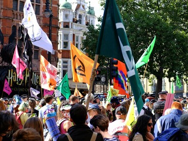Num futuro próximo, a humanidade começará a colher o que semeou. O tempo está chegando — e chegando cedo. Ele se aproxima de nós em alta velocidade, mais rápido do que nunca, devido às interações muitas vezes esbanjadoras e negligentes da humanidade com a natureza
