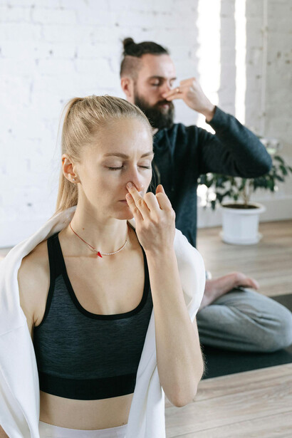 Meditar. Perceberemos com uma clareza irritante que a nossa necessidade imatura por atenção e as nossas carências são na verdade uma atitude irreverente do ser para com a sua essência