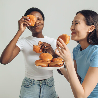 Amigas combinam de pedir comida para curtir fim de relacionamento juntas