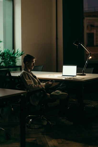 Na verdade, eis um segredo: se nos sentarmos muito confortavelmente no sofá, o nosso cérebro não idealiza objetivos nenhum; idealiza apenas a melhor posição para não ter dores na lombar no dia seguinte, e a isto, chamamos idade