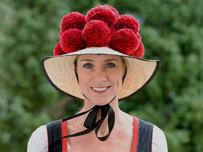 A cor dos pompons era determinante para o status social: vermelhos para as mulheres solteiras e pretos para as mulheres casadas. O nome desse acessório? Bollenhut