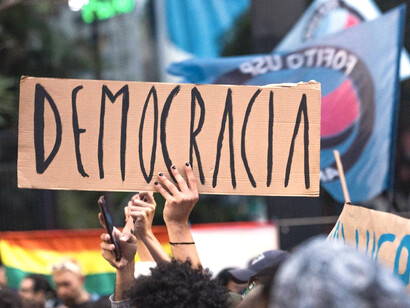Protestas exigiendo el respeto a la democracia en América Latina