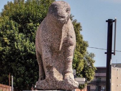 Alla morte di un toro Apis, si organizzavano solenni cerimonie funebri, e il suo corpo veniva mummificato e sepolto in apposite tombe chiamate "Serapeo". Bue Apis a Benevento, Italia