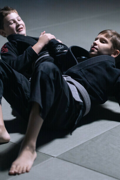 Técnica de imobilização é treinada por alunos juvenis de jiu-jitsu