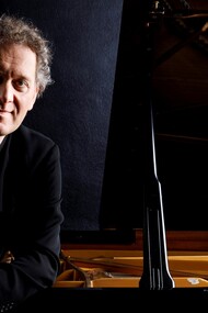 Andrea Lucchesini e il suo pianoforte in una foto di Musacchio, Ianniello e Pasqualini