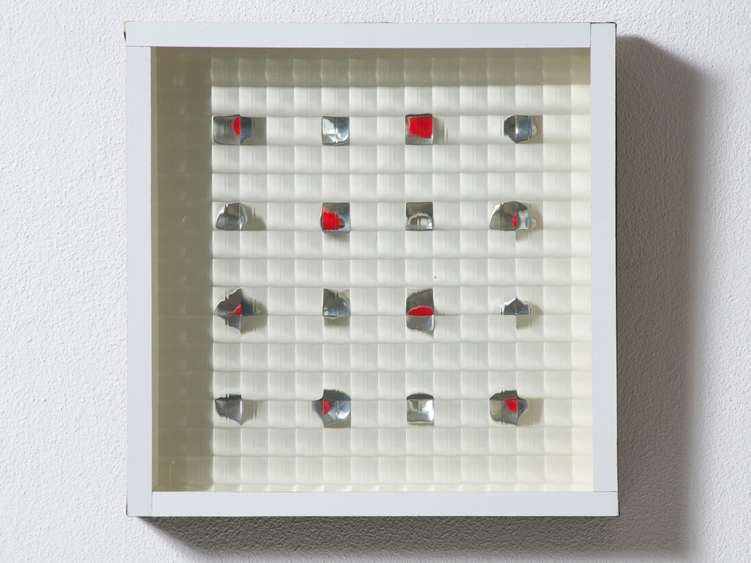Grazia Varisco, Mercuriale, 1970 Legno, vetro industriale, elementi in acciaio, 32x32 cm Courtesy A arte Invernizzi, Milano. Foto Thomas Libis, Milano