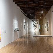 Varios artistas, El hilo conductor, vista de exhibición. Cortesía del Museo Amparo