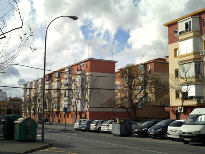 Se lo compara con el Polígono Sur, también en Sevilla, por tener los ingresos más bajos. Calle Federico Mayo, Barrio Los Pajaritos, Sevilla, España