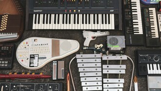 Strumenti musicali, sintetizzatori e apparecchiature per la composizione elettronica. Quanto è importante ad oggi lo studio dell'armonia per comporre musica?