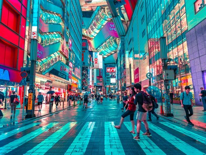 Tokyo, Japan. Le nostre città, la nostra casa urbana, appaiono sempre più come prese in una morsa, schiacciate dalle ganasce di una tremenda tenaglia