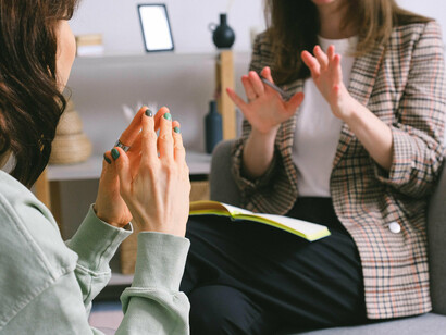 Les tensions internes et l'absence de débat politique ont entraîné une crise au sein du mouvement altermondialiste, menant à des tentatives de réforme et à des discussions sur la politisation du Forum