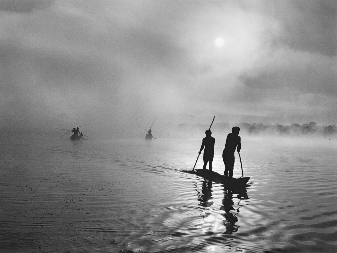 Fishing in the Piulaga Laguna during the Kuarup ceremony of the Waura Group, Upper Xingu Basin, 
Mato Grosso, Brazil, 2005 © Sebastião Salgado / Amazonas Images