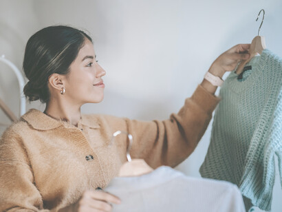Mujer seleccionando ropa. No es necesario hacer grandes cambios o usar atuendos super extravagantes para percibir los beneficios de este ejercicio