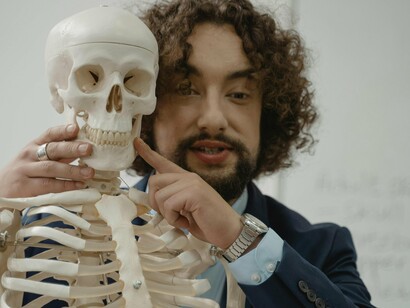 Professor ensina conteúdo de biologia na prática, usando um esqueleto. No contexto da educação, consistiria em investigar o que alunos e professores produzem com o que lhes é dado (no caso, o livro escolar, os documentos oficiais, a aula). Trata-se, pois, de uma poética no sentido grego do termo, poiesis, ou seja, uma fabricação