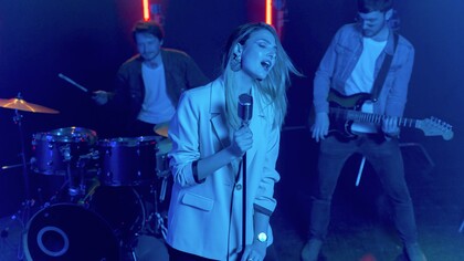 Cantora com sua banda em show ao vivo