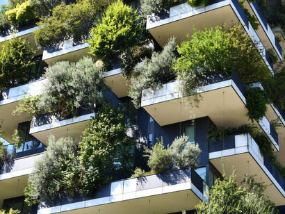 Sustainable architecture unveils its essence on a building teeming with flourishing greenery, portraying a captivating synthesis of ecological responsibility and visual allure
