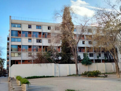 Casa Bloc, calle Torras i Bages, 85-105, fachada que da a los jardines del GATCPAC