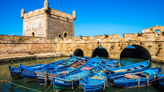 Essaouira, sudoeste de Marrocos. A cidade é considerada a estância de praia mais agradável do país, graças aos seus extensos areais, dunas e pelo centro histórico, classificado pela UNESCO como Património Mundial em 2009.