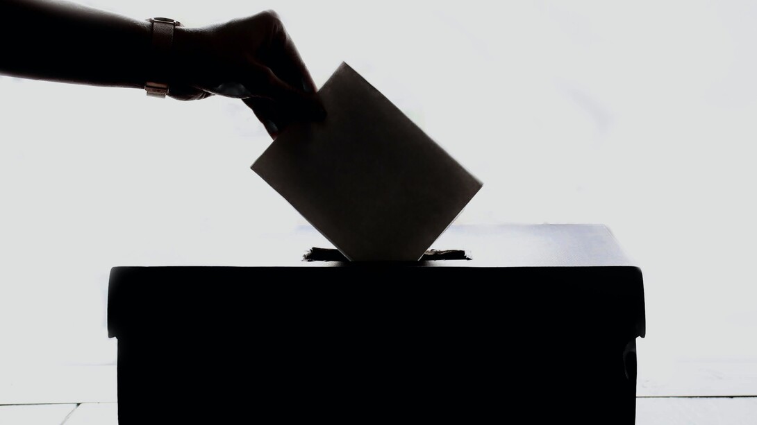 Pessoa coloca voto na urna