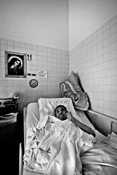 Francisco en sala de atención del hospital. Arturo Bermúdez, @bermudezphoto