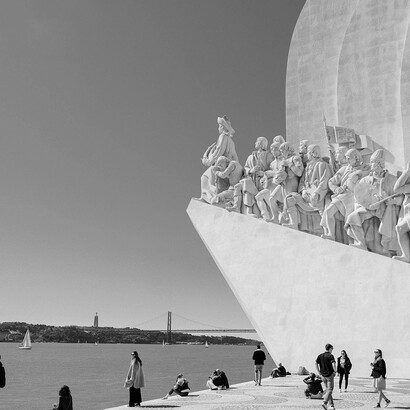 Memorial da descoberta, Belém, Portugal. O barco começou a vibrar com o funcionamento dos propulsores laterais a afastarem-no do cais e de seguida as hélices principais faziam-no vibrar ainda mais