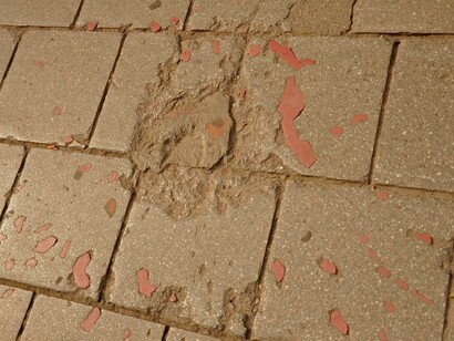 Rosa de Sarajevo. Após o fim do conflito, os buracos provocados pelas explosões foram preenchidos com resina vermelha, como uma forma de eternizar aquele momento. À primeira vista, parecem flores vermelhas estilizadas gravadas no chão. Mas ao saber o que representam, cada uma delas se transforma em um memorial silencioso àqueles que perderam a vida de forma tão brutal. Caminhar pela cidade e encontrar uma “rosa de Sarajevo” no asfalto é como tropeçar na História. Elas nos obrigam a desacelerar, a olhar para o chão como quem olha para o passado e lembrar que, naquele ponto exato, vidas foram interrompidas