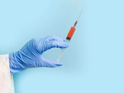 Arzt hält eine Spritze in der Hand