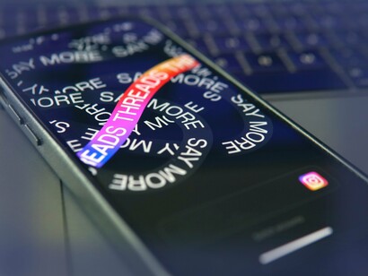 Tela inicial do Threads. Desde seu lançamento, o Threads buscou se consolidar como uma alternativa ao Twitter, atraindo usuários interessados em conversas mais leves e menos polarizadas. No entanto, diferente das demais plataformas da Meta (Facebook, Instagram e WhatsApp), o Threads foi lançado sem um modelo de monetização definido


