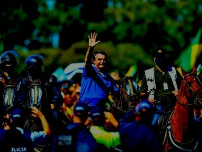 Jair Bolsonaro rides a horse among thousands of people, without a mask or respecting the social distance
