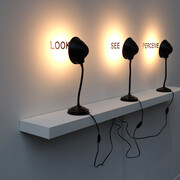 Antoni Muntadas, Regarder, voir, percevoir, 2009, étagère, adhésif vinyl mat, lampes. © ADAGP, Paris, 2017