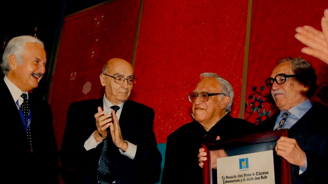 Carlos Monsiváis con (de izquierda a derecha) Carlos Fuentes, José Saramago y Gabriel García Márquez