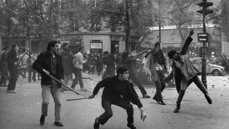 Manifestantes lanzan adoquines contra la policía en las calles de París
