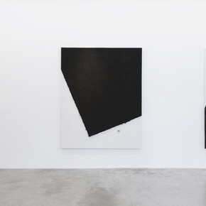 Lee Bae, View of the exhibition “Black Mapping” at Perrotin Paris (March 17 – May 26, 2018). Photo: Claire Dorn / Courtesy Perrotin