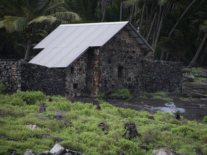 Île du Diable, Guyane française. L’humidité, les moustiques, la fièvre jaune et l’absence de soins ont raison de beaucoup de prisonniers, enterrés dans les cimetières guyanais © By Sophie Fuggle, Claire Reddleman, Ayshka Sene, CC BY 4.0