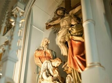 Estes lugares sagrados, por sua vez, estão focalizados, via de regra, em templos associados a uma "hierofania” (grifo nosso). Contudo, segundo a mesma autora, o espaço comum – profano – pode ser convertido em espaço sagrado a partir de dois processos distintos: através de uma manifestação do sagrado, uma hierofania; ou ainda a partir de ritos que sacralizam o espaço, atribuindo a ele uma conotação diferenciada do seu entorno em virtude das práticas desenvolvidas neste local