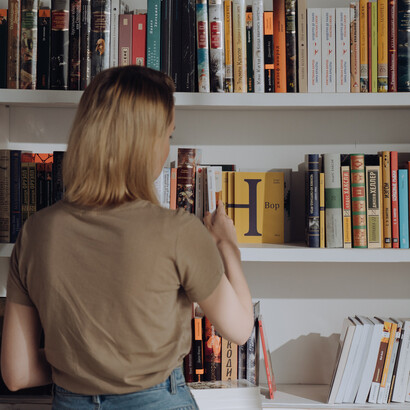 Arquiteta e amante dos livros passeia por patreleira de títulos históricos