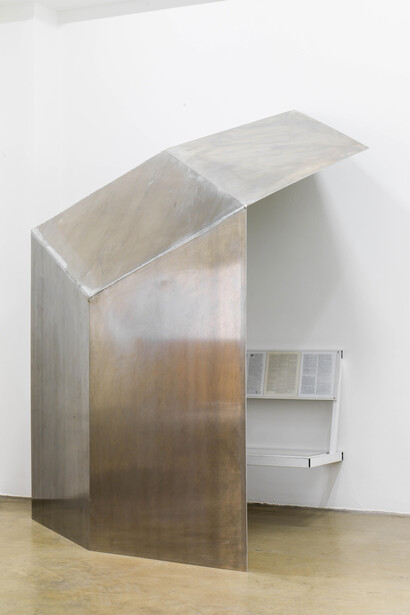 Oscar Tuazon, Wall shelter. Courtesy of Galerie Chantal Crousel