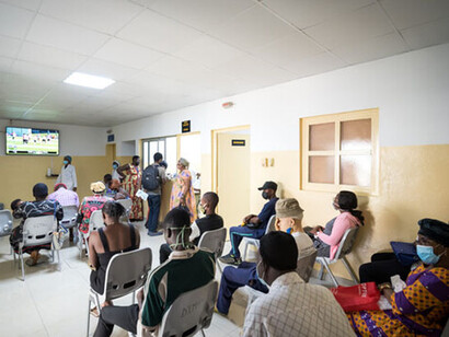 Nos incumbe pensar y actuar de acuerdo con el Desarrollo Sostenible —el que debe mantenerse en el centro de nuestra praxis. Hopital Laquintini, sala de espera, 2021, Duala, Camerún