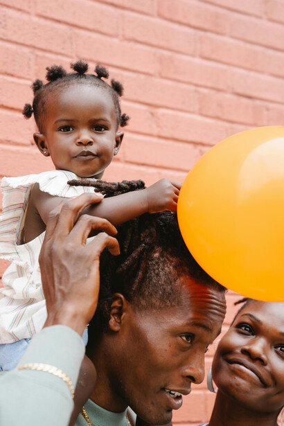 A decisão de ter filhos é moldada por vivências pessoais e culturais, refletindo uma mudança nas normas e prioridades da sociedade