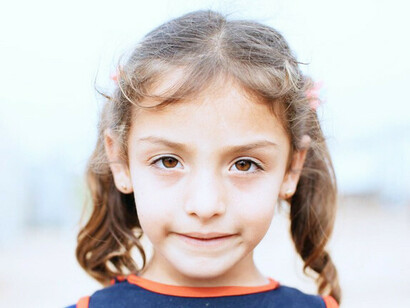 Syrisches Mädchen in einem Flüchtlingslager in Libanon