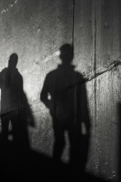 El hombre sombra no hace ruido, pero pesa: su presencia se siente como un arrastre invisible que invade el cuarto y el cuerpo del niño que no puede dormir
